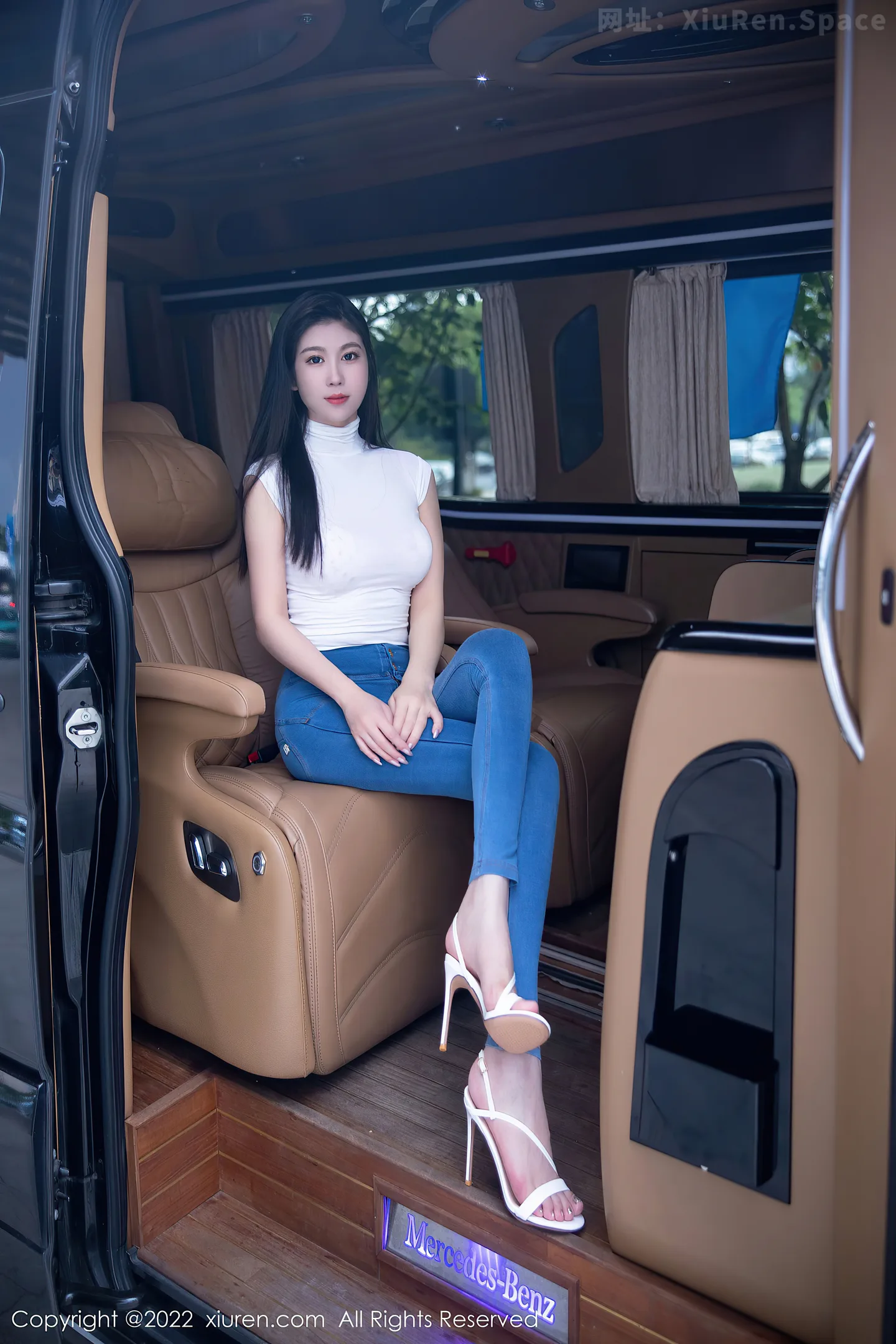 图片[4]-[XiuRen秀人网] VOL.5677 模特李雅柔白色紧身上衣配蓝色牛仔裤露浅色内衣高挑迷人写真84P-秀人网官方网站